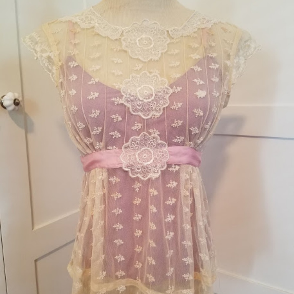 Anthropologie Maiden Lace Appliqué top (size 0)